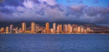 Binalar şehrin Honolulu günbatımı sırasında yanar.