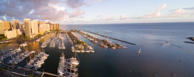 Honolulu ünlü Ala Wai tekne limanının havadan görünümü