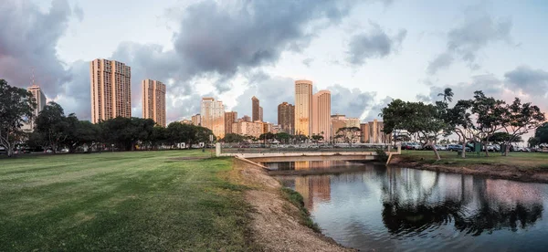 Skyline Honolulu Sunset Ala Moana Beach Park — Stock Photo, Image