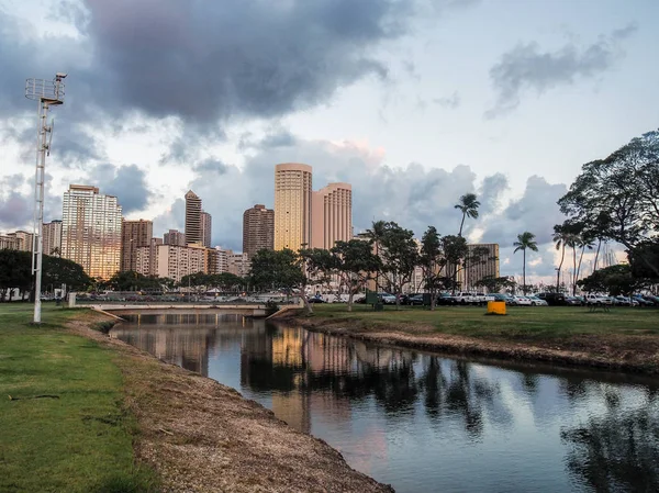 Skyline Honolulu Sunset Ala Moana Beach Park — Stock Photo, Image