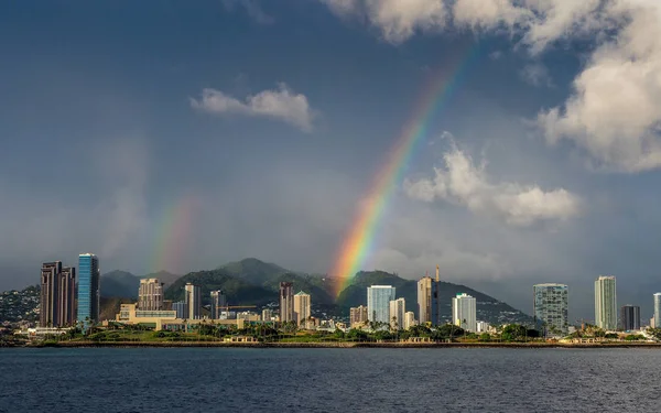 Honolulu Hawaii manzarası ile bir gökkuşağı