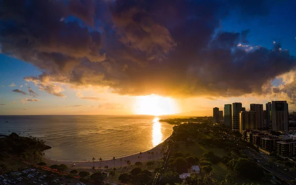 Aerial Sun Setting Downtown Honolulu — Stock Photo, Image