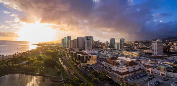 Antenne Des Sonnenuntergangs Über Der Innenstadt Von Honolulu Stockbild