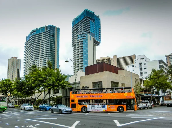 台車として知られているハワイ スタイルのバスがワイキキのカラカウア通りの主要なストリップ ダウン アメリカ ハワイ 2018 — ストック写真