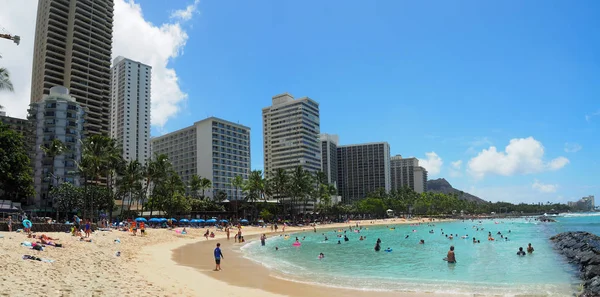 アメリカ ハワイ 2018 はワイキキのビーチで澄んだ青い水で泳ぐ — ストック写真