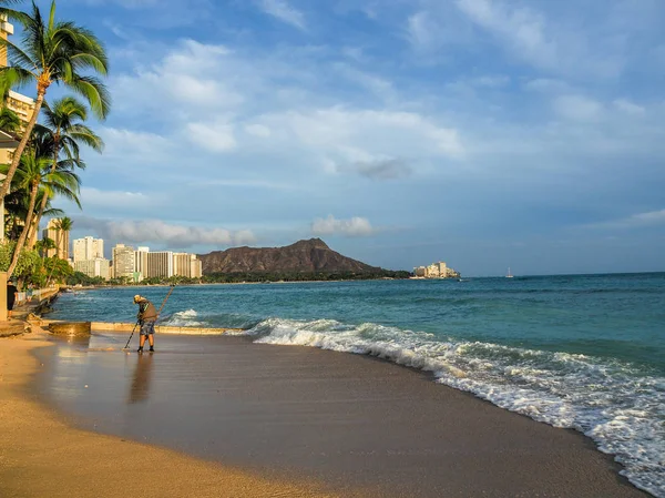 Usa Hawaii August 2018 Waikiki Beach Sunset Man Using Metal — Stock Photo, Image