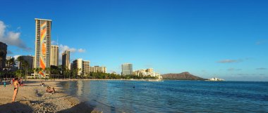 ABD, Hawaii - 30 Ağustos 2018: Hilton Hawaiian Village Waikiki beach ve elmas kafa vurdu