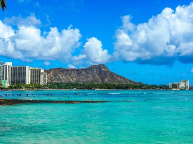 ABD, Hawaii - 31 Ağustos 2018: arka plan mavi sularda Waikiki Beach Diamond Head Volcano ile zevk insanlar