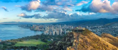 ABD, Hawaii - 2 Eylül 2018: Waikiki ve Honolulu manzaraya bakan insanlar Diamond Head zirvesine eski uyanık noktalarında çatısı