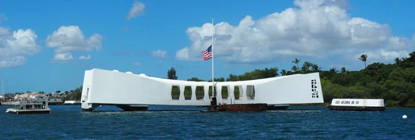 ABD, Hawaii - 31 Ağustos 2018: Panorama Uss Arizona Anıtı yarım mast Pearl Harbor Hawaii uçan bayrak ile.