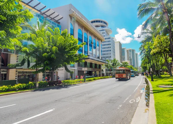 ABD, Hawaii - 31 Ağustos 2018: Hawaiin stil otobüs bir arabası bilinen Kalakaua Avenue Waikiki ana şerit aşağı gidiyor