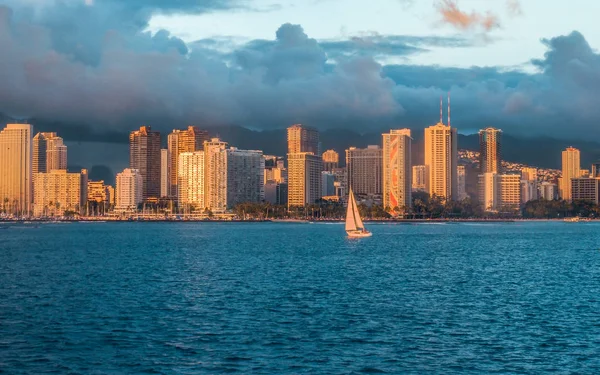 Usa Hawaii August 2018 Yachtsegeln Mit Waikiki Skyline Hintergrund Der lizenzfreie Stockbilder