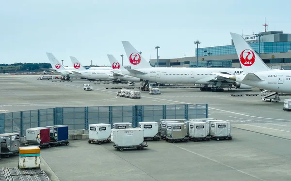 JAPÃO, TOKYO - 17 de abril de 2019: Uma linha de Japan Airlines (JAL) pl — Fotografia de Stock