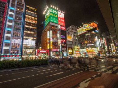 Shinjuku bölgesinde Kabukicho çevresinde gece saati