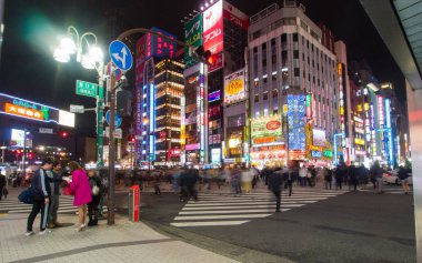 Shinjuku bölgesinde Kabukicho çevresinde gece saati