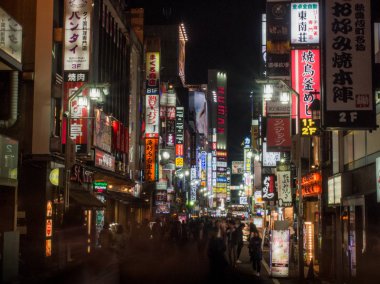 Shinjuku bölgesinde Kabukicho çevresinde gece saati