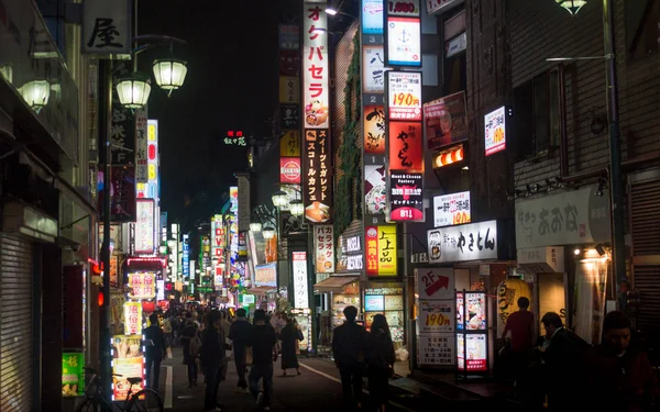 Noční čas v okolí Kabukicho v okrese Šinjuku — Stock fotografie