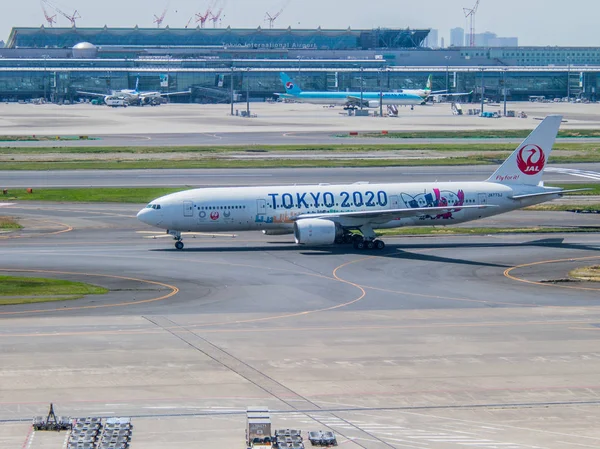 日本航空公司（Jal）客机装饰"东京2020"" 图库图片