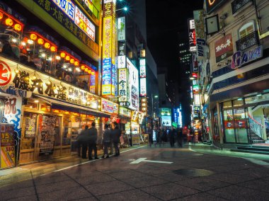 Ünlü Shinjuku gece hayatı parlak ve yoğun