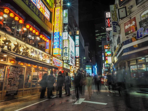 有名な新宿のナイトライフ明るく忙しい — ストック写真