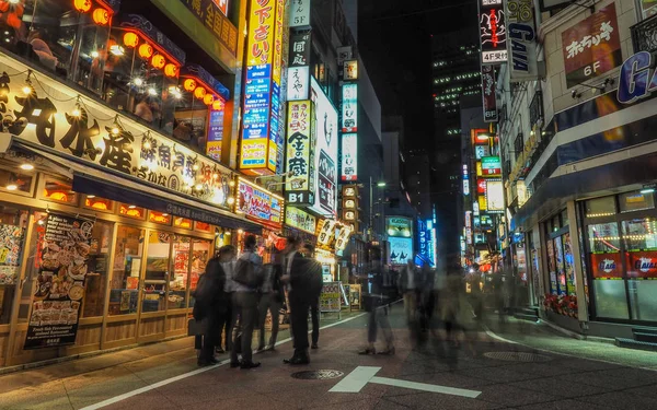 Slavný noční život Shinjuku zářivý a rušný — Stock fotografie