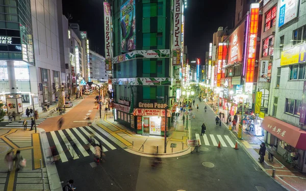 Famosa vita notturna Shinjuku luminoso e occupato — Foto Stock