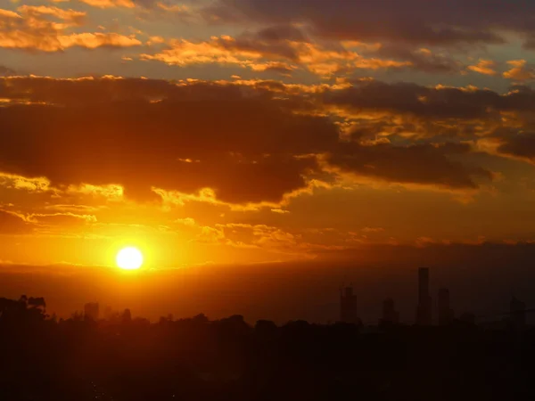 メルボルンのスカイラインに対する夕日 — ストック写真