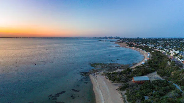 Brighton Bathing Boxes and Melbourne city skyline — Stock Photo, Image