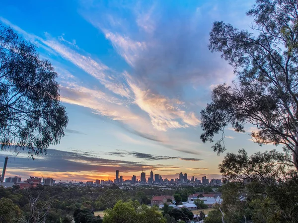 Melbourne city skyline in the distance — Stock Photo, Image