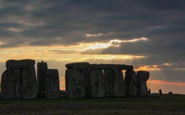 Stonehenge'de günbatımı