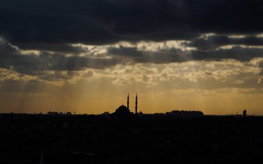 Gün batımında bir caminin silueti.