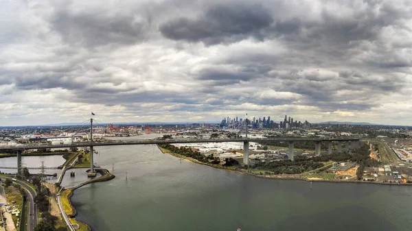 Batı Kapısı Köprüsü ve Melbourne Şehri