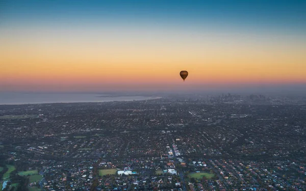 Ballon à air chaud au-dessus des toits de Melbourne — Photo