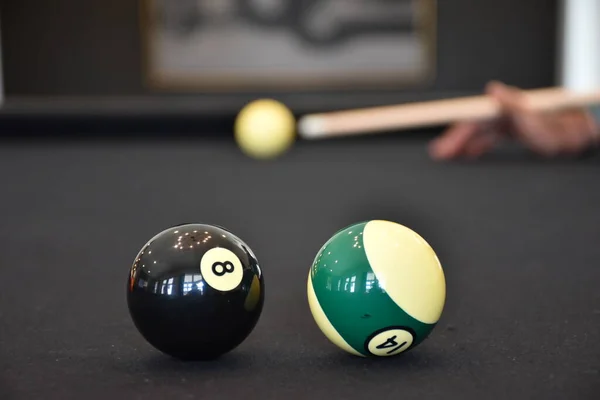 Kara Bilardo Masası Bilardo Oynayan Bir Adamın Yakın Plan Fotoğrafı — Stok fotoğraf