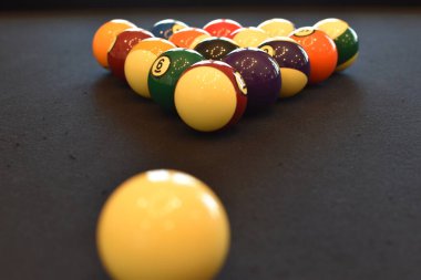 Siyah bilardo masası, bilardo oynayan bilardo oynayan bir adamın yakın plan fotoğrafı.