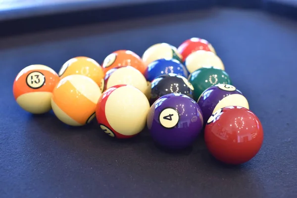 Schwarzer Billardtisch Billard Spielen Pool 8Ball Nahaufnahme Eines Mannes Beim — Stockfoto