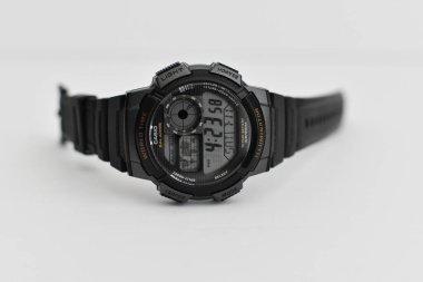 San Antonio, Teksas / ABD - 11 Temmuz 2020: Casio Men 's World Time Digital Sport Watch, Black / Silver AE1000W-1BV