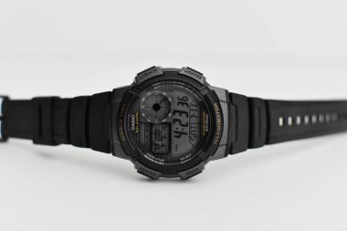 San Antonio, Teksas / ABD - 11 Temmuz 2020: Casio Men 's World Time Digital Sport Watch, Black / Silver AE1000W-1BV