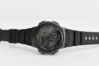 San Antonio, Teksas / ABD - 11 Temmuz 2020: Casio Men 's World Time Digital Sport Watch, Black / Silver AE1000W-1BV