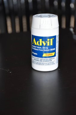 San Antonio, Teksas / ABD - 25 Ağustos 2020: karşı ağrı kesicinin üzerinde bir şişe Advil. Ağrı kesici / ateş düşürücü Ibuprofen hapları NSAID