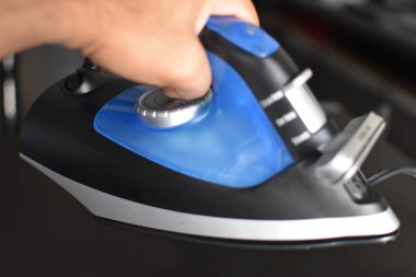 Demir kutu bulanık bir arkaplanda izole