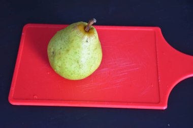 Masanın üzerinde olgun armutlarla kesme tahtası