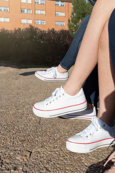 Nastolatki Siedzące Krzyżujące Nogi Białych Kapciach — Zdjęcie stockowe