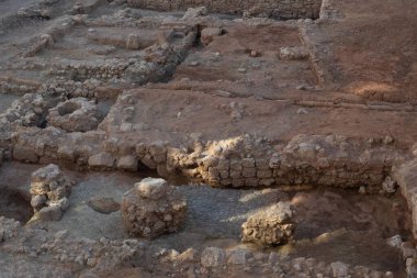 Yeraltında saklı bir şehrin antik arkeolojik kalıntıları.