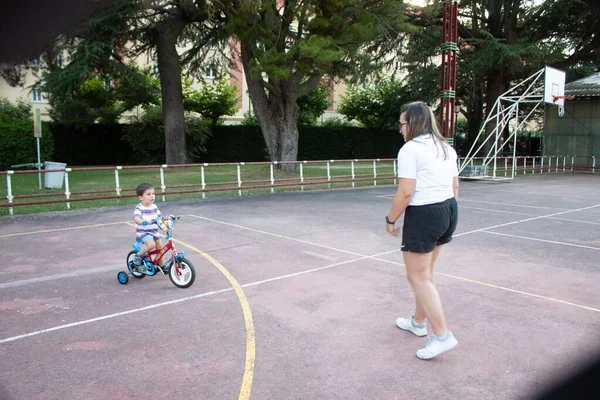 Kleiner Junge Mit Fahrrad Und Teenager Der Ihn Unterrichtet Und — Stockfoto