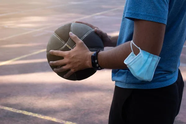 Mladý Teenager Držení Basketbal Během Hry Zdravotní Maskou Lokti Době — Stock fotografie