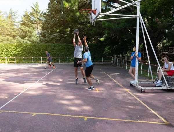 Dos Chicos Jugando Baloncesto Uno Jugando Fútbol Una Cancha Baloncesto —  Fotos de Stock