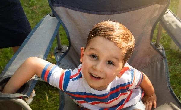 Niño Pequeño Sentado Una Silla Camping Con Mano Donde Pone —  Fotos de Stock