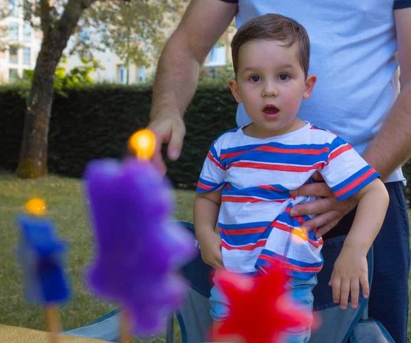 Barn Förvånad Över Att Ljusen Tända Födelsedagstårtan Trädgården — Stockfoto