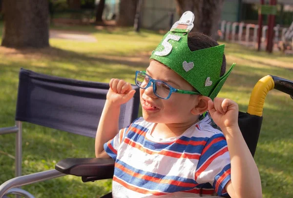 Barn Rullstol Med Pitthopkins Syndrom Firar Sin Födelsedag Trädgård Med — Stockfoto